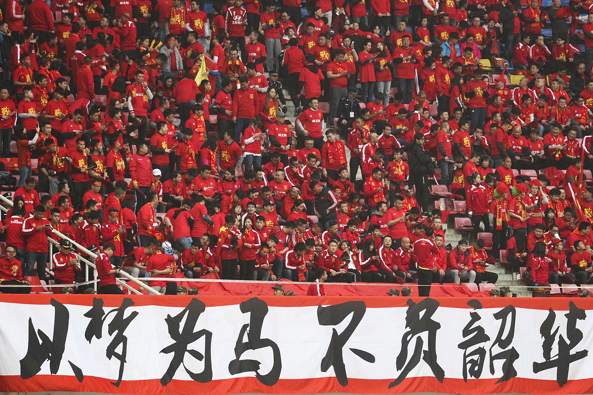 国际足球赛事中球员们努力奋斗，为胜利而战