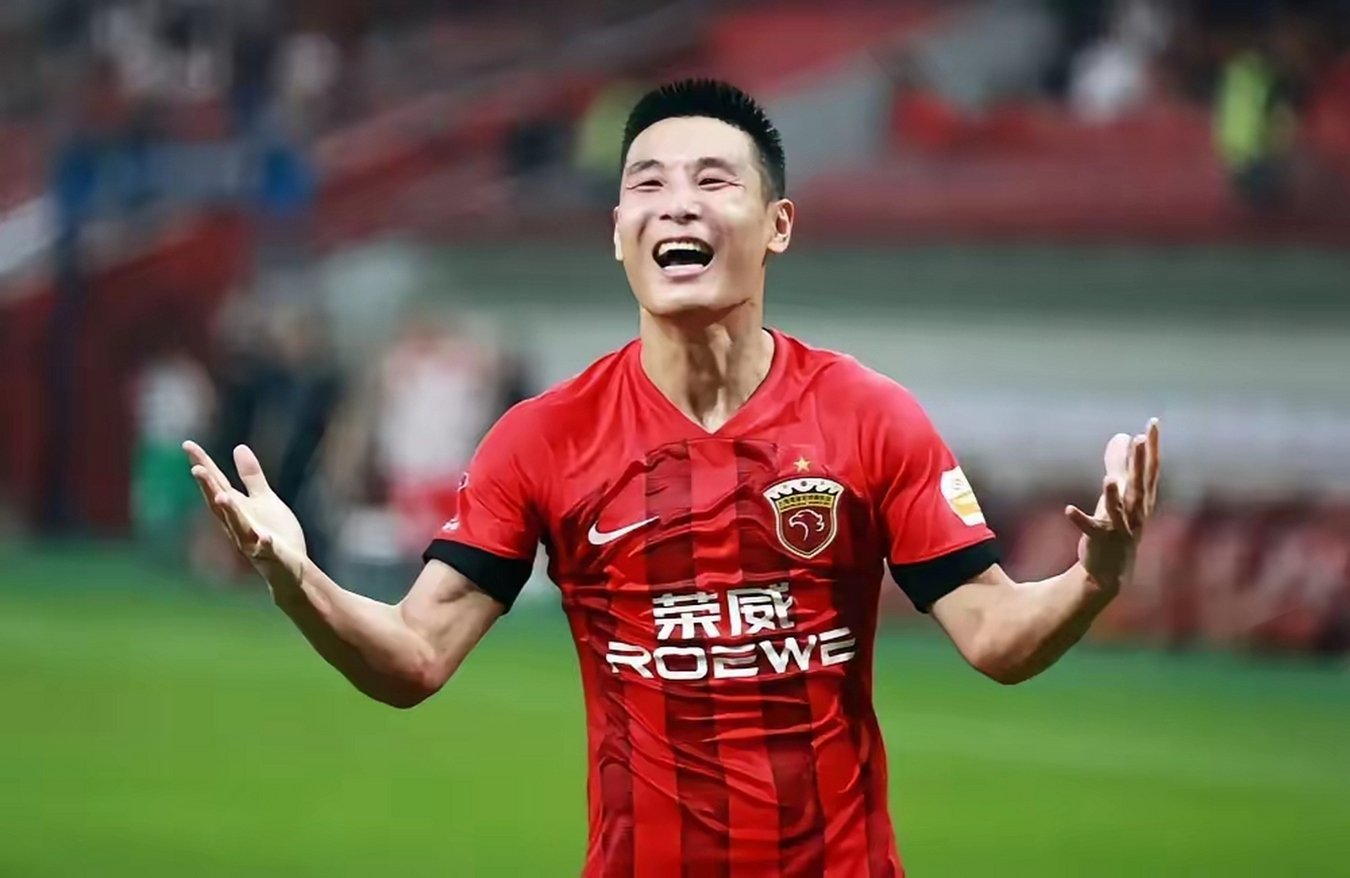 包含上港面对富力展现出色进攻，球员们势不可挡的词条
