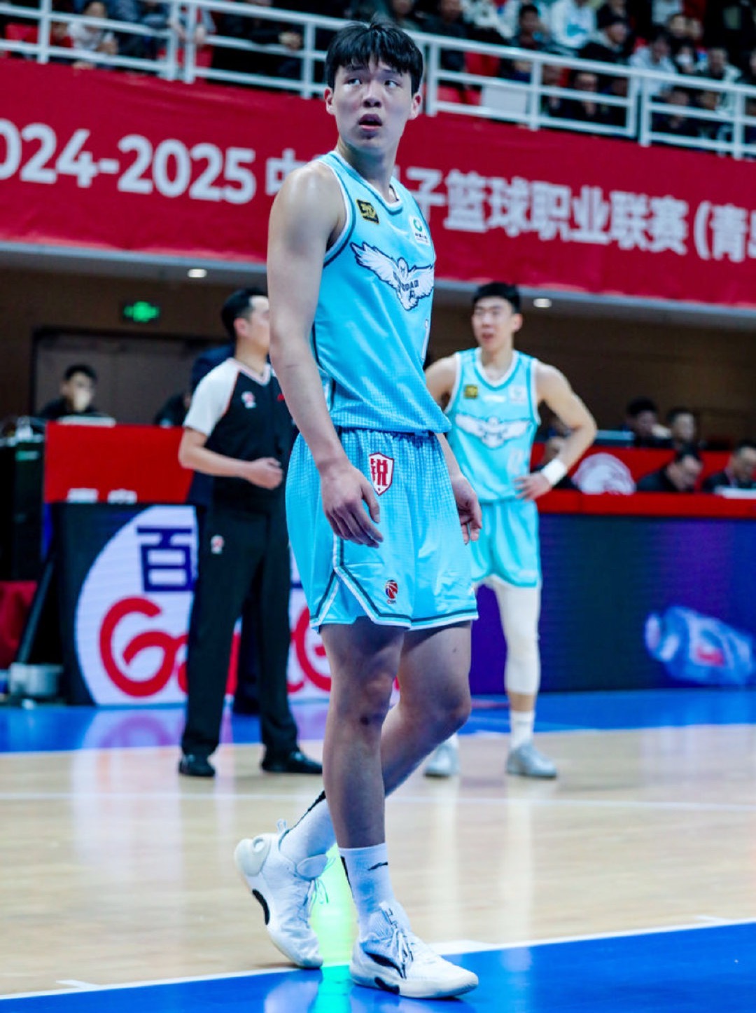 首发+首分！杨瀚森首秀从容不迫用助攻惊艳全场(篮球队员杨瀚森比赛录像)