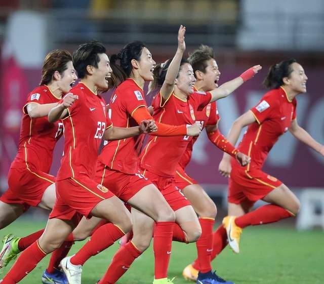 3-1！中国女足太强，冲击东亚冠军，宋凯督战，直播引热议(中国女足韩国女足)