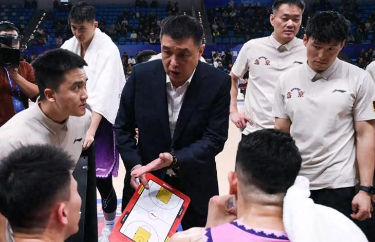 北控闵鹿蕾因个人原因辞职聘请张庆鹏担任主教练(北京队教练闵鹿蕾)