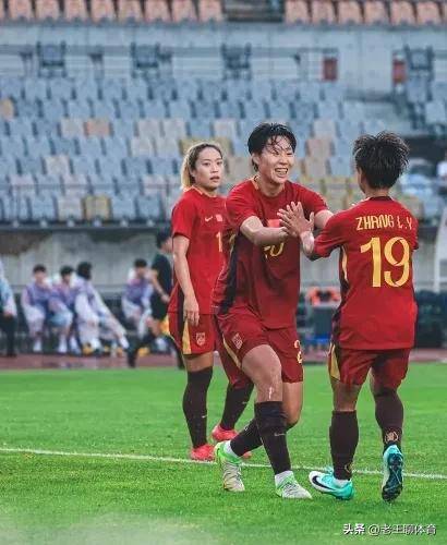 豪取一胜！女足队员勇往直前！(女足队员介绍)
