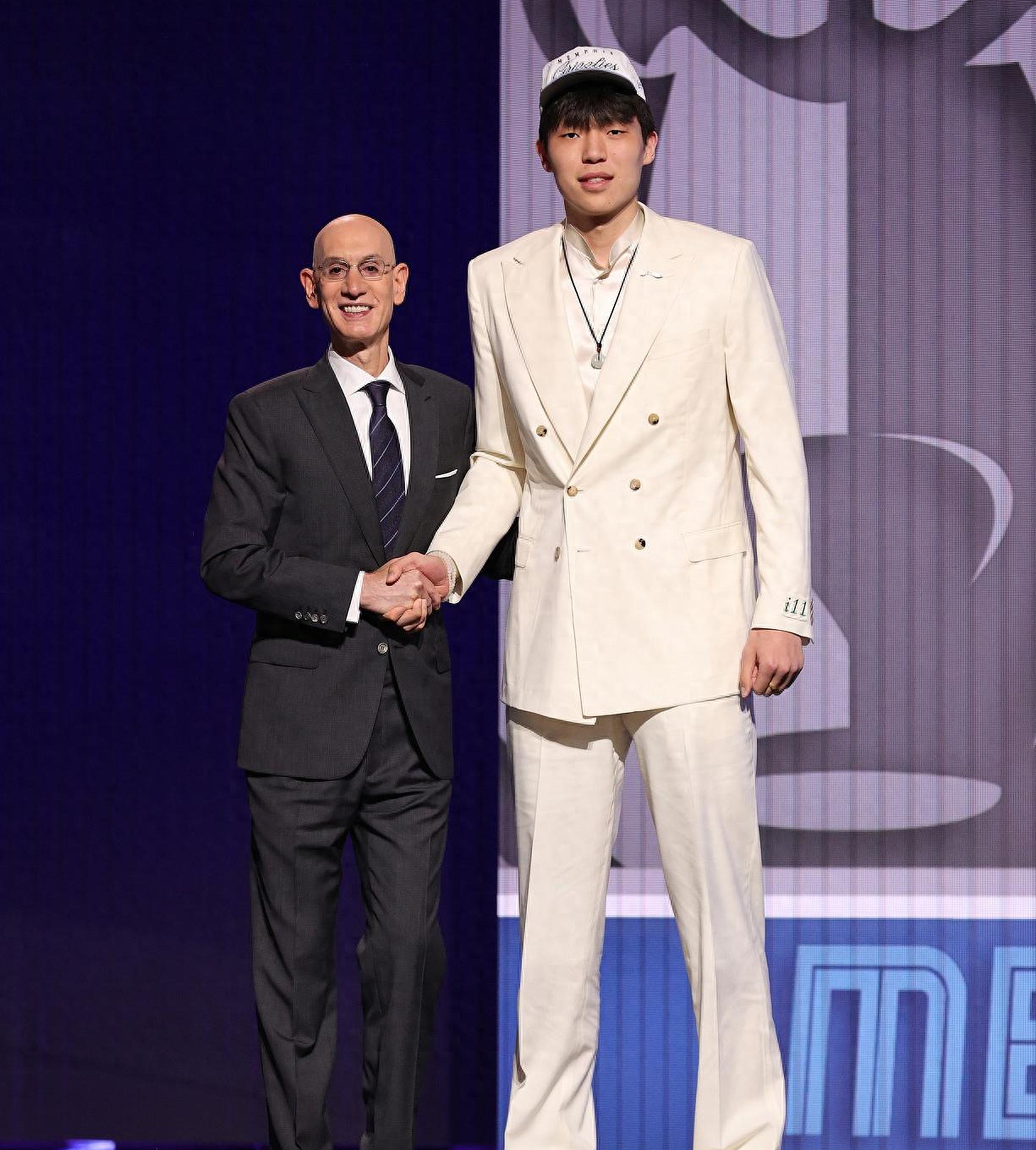 九游体育-杨瀚森最可能被篮网首轮选中签保障合同(杨瀚森nba选秀顺位敲定)